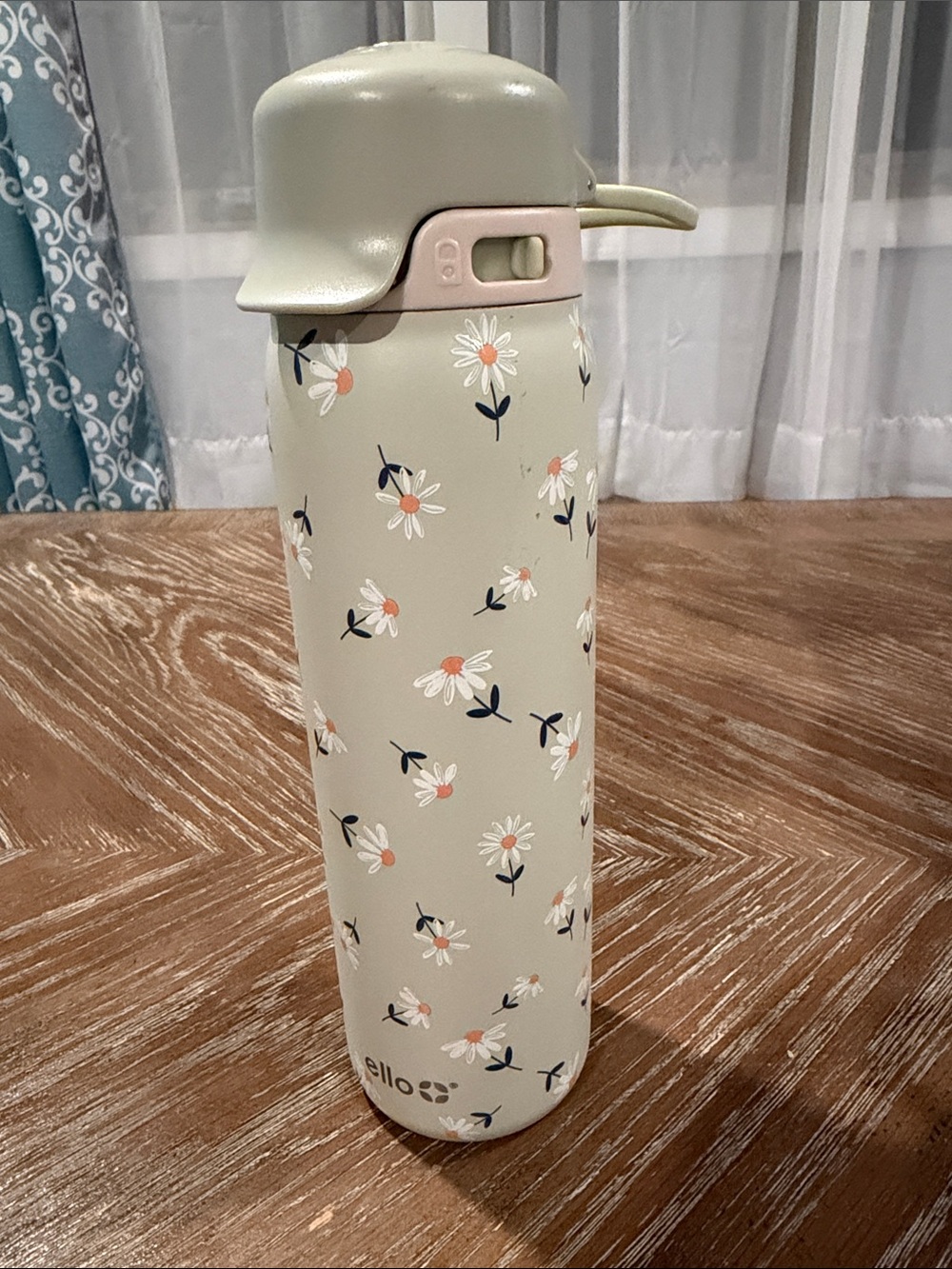 22oz Daisy Easy Refill Water Bottle